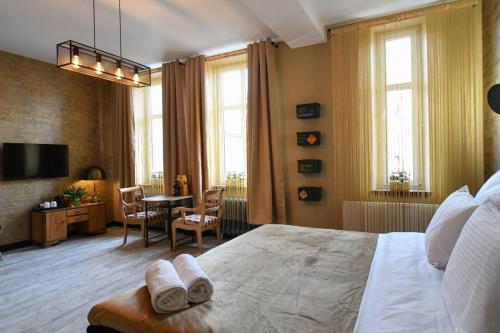 Schlafzimmer mit einem Bett und einem Tisch mit Stühlen in der Unterkunft Apartament ZłotyPociąg przy Zamkowej w Wałbrzychu in Wałbrzych