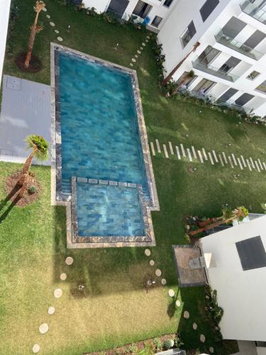 una vista aérea de una piscina en un patio en Luxueux Appart à 5 min aéroport mohamed 5, en Nouaceur