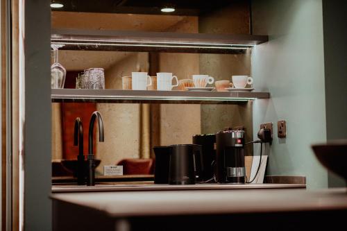 Příslušenství pro přípravu čaje a kávy v ubytování Forty Seven Hotel Manchester, WorldHotels Crafted