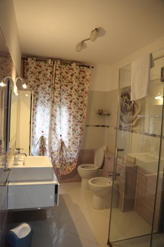 uma casa de banho com um lavatório, um WC e um chuveiro em CASA GENA em Veneza