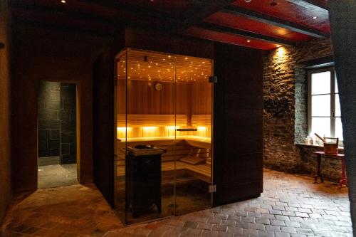 La salle de bains est pourvue d'une douche et d'une paroi en verre. dans l'établissement Schloss Auel Boutique Hotel & Design Golf Lodge, à Lohmar