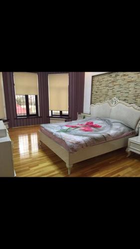 een slaapkamer met een bed in een kamer met ramen bij Villa in Baku in Baku
