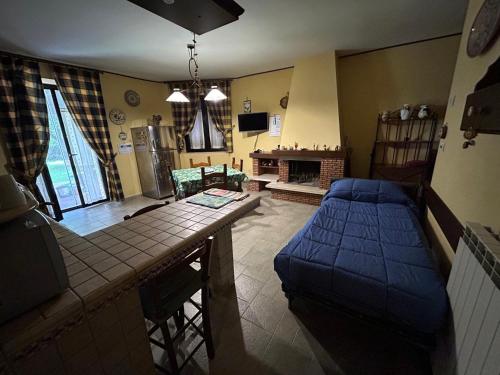 un soggiorno con letto blu e divano di A Casa del Ferdy a Caserta
