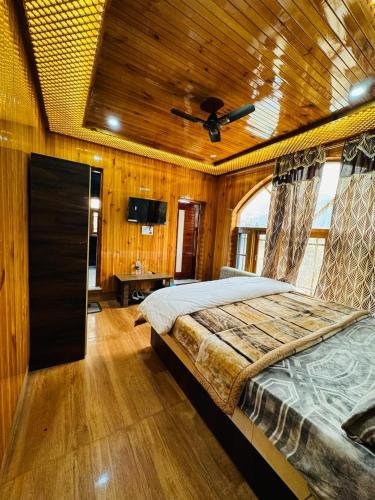 um quarto com uma cama e uma ventoinha de tecto em Frosty Mountain Resort em Pahalgam