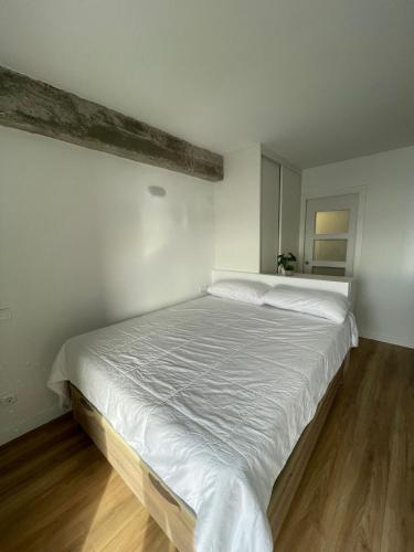 1 dormitorio con 1 cama grande con sábanas blancas en Monte y mar Albufereta, en Alicante