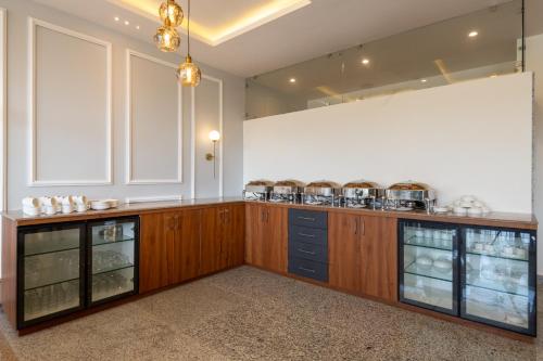 een keuken met een aanrecht met potten en pannen bij The Chail Resort, Chail in Chail