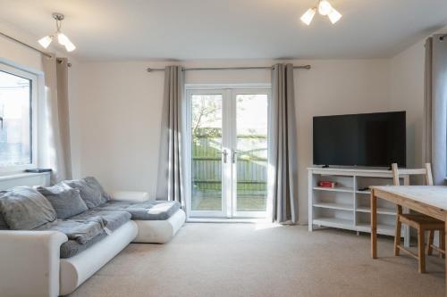 a living room with a couch and a tv at Lovely House Central Birmingham in Birmingham