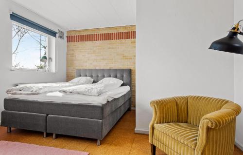 En eller flere senge i et værelse på Amazing Home In Fur With House A Panoramic View