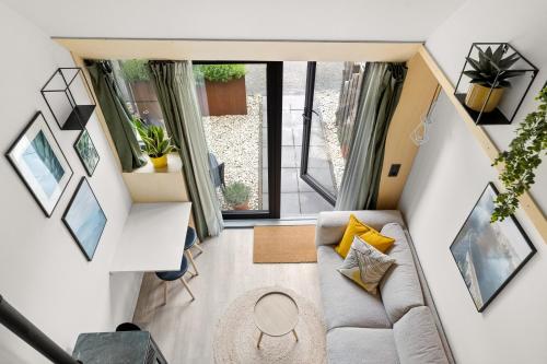 an overhead view of a living room with a couch at Romantisch huisje met houtkachel & airco op 2,5km van zee in Groede