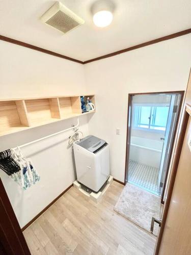 那須湯本にあるLa Assayaca Nasuのトイレとウォークインシャワー付きのバスルーム
