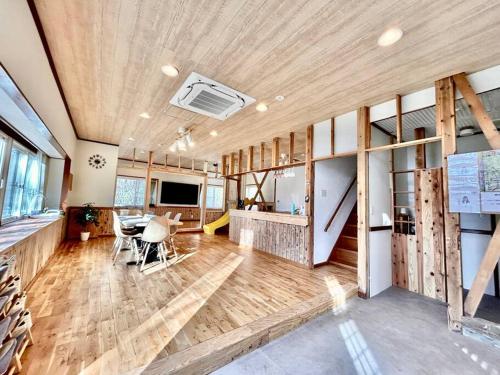 a large room with a wooden ceiling and a table at La Assayaca Nasu in Nasu-yumoto