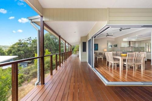 AVALON 5 STAR LUX 4 Bedroom home Kingfisher Bay Fraser Island 8 GUEST tesisinde bir balkon veya teras