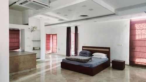 um quarto com uma cama no meio de um quarto em THE KALYANESHWAR DIXIT HOTELS & RESORTS em Karnal