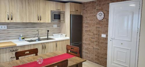 A kitchen or kitchenette at Apartamento El Montillo