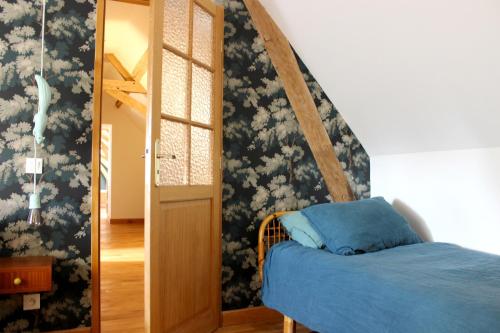 a bedroom with a bed and a wall with flowers at Le Domaine du Château in Varennes-lès-Narcy