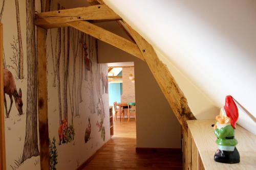 a room with an attic with wooden beams at Le Domaine du Château in Varennes-lès-Narcy