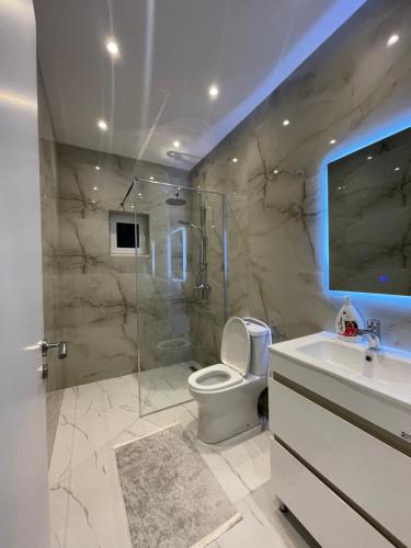 een badkamer met een douche, een toilet en een wastafel bij Villa VSV: Parking Spot+ View in Bathoria