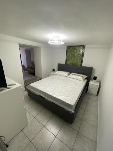 1 dormitorio con 1 cama grande en una habitación en Casa vacanza, en Mascali