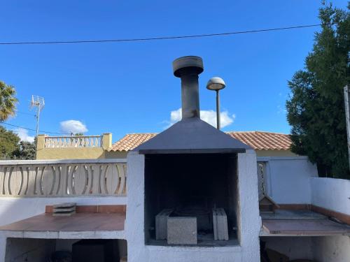 a outdoor pizza oven on a balcony at Apartamento cerca de la playa in Vinarós