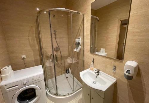 W łazience znajduje się prysznic, umywalka i pralka. w obiekcie Love apart free parking we Wrocławiu