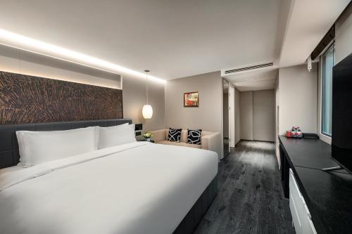 JingLai Bushe Hotel Bund Nanjing West Road Shanghaiにあるベッド