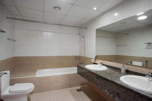 Bilik mandi di Water surrounded beautiful 2BR apartment