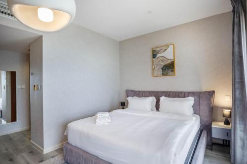 Katil atau katil-katil dalam bilik di Water surrounded beautiful 2BR apartment