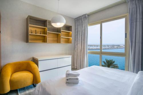 Katil atau katil-katil dalam bilik di Water surrounded beautiful 2BR apartment