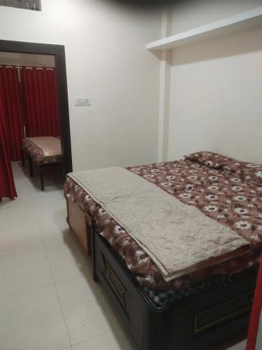 uma pequena cama num quarto com em Maa yatri niwas ( home stay) ujjain em Ujaim