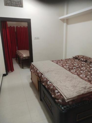 um quarto com uma cama e uma cadeira em Maa yatri niwas ( home stay) ujjain em Ujaim