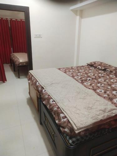 uma cama num quarto com um colchão em Maa yatri niwas ( home stay) ujjain em Ujaim