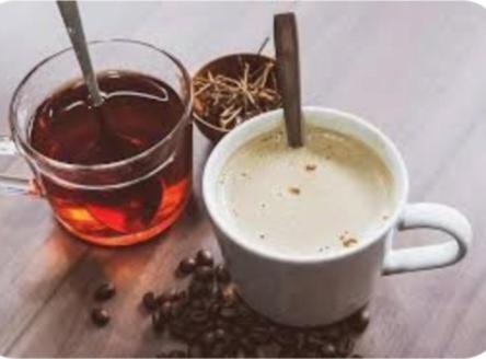 - une tasse de café et une tasse de thé et de café en grains dans l'établissement JASMINE CORAL JAY Boutique Boatel Ocean Village, à Gibraltar