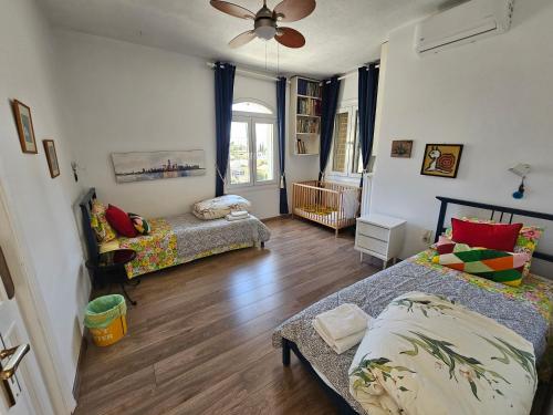 uma sala de estar com duas camas e um sofá em Villa Emily em Lagonissi