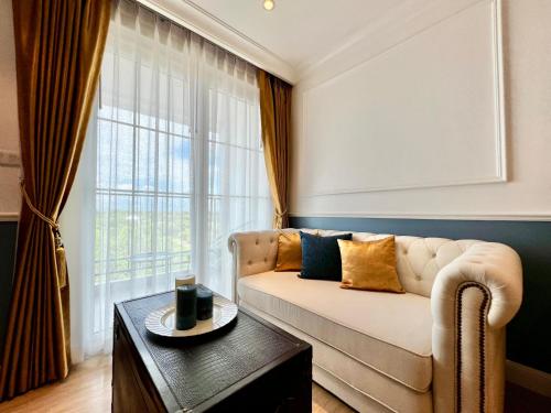 Χώρος καθιστικού στο Seven Seas Cote d'Azur C812 - 1 bedroom Cozy apartments in a premium Condo near the sea