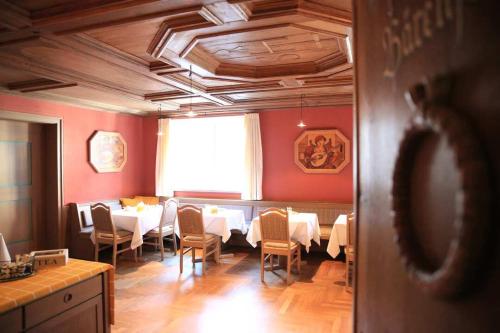 - une salle à manger avec une table et des chaises dans l'établissement Hotel und Gasthof Zur Laute, à Mindelheim