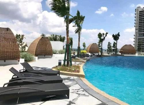 Πισίνα στο ή κοντά στο Almas Suites 5min to Legoland JCHome By MWM