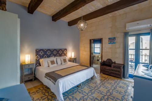a bedroom with a large bed in a room at The Stonehouse in St. Julianʼs