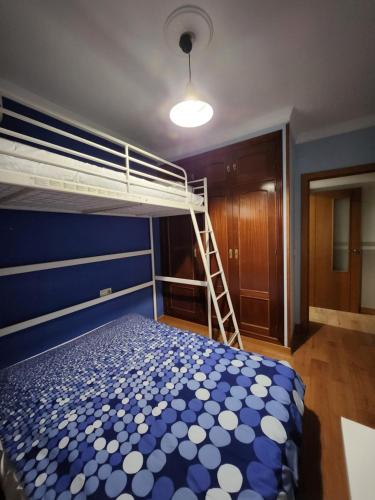 1 dormitorio con litera y escalera en Piso equipado a 15min de Sevilla, en San José de La Rinconada