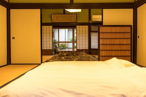a bedroom with a large bed in a room at Hirataya - Vacation STAY 73480v 