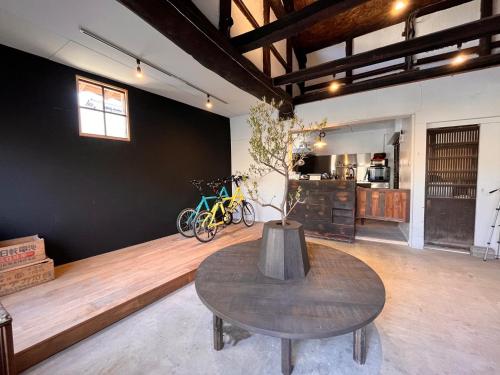 a living room with a table and bikes against a wall at Hirataya - Vacation STAY 73480v 