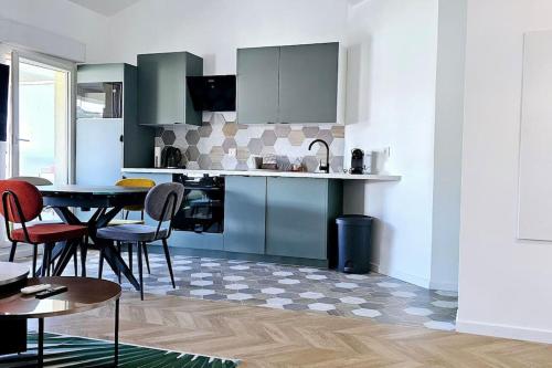 une cuisine avec une table et des chaises dans une pièce dans l'établissement L'exquis 800m plage et croisette, à Cannes