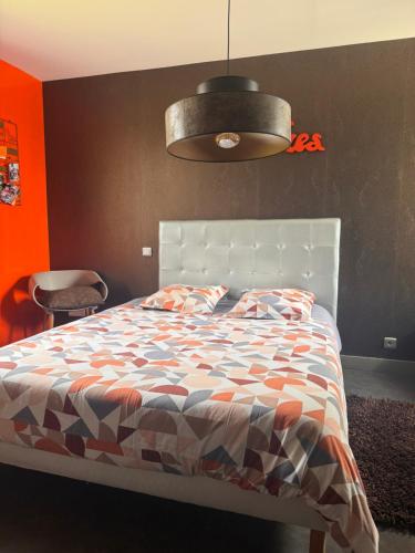 une chambre avec un lit et un plafond dans l'établissement Jolie maison avec piscine et Spa, à La Guerche-de-Bretagne