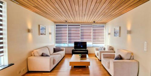 sala de estar con 2 sofás y TV en Aurora Guesthouse, en Grundarfjordur