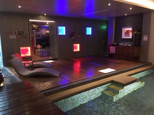 a room with a swimming pool and a room with a pool at Ouwei Motel in Tainan