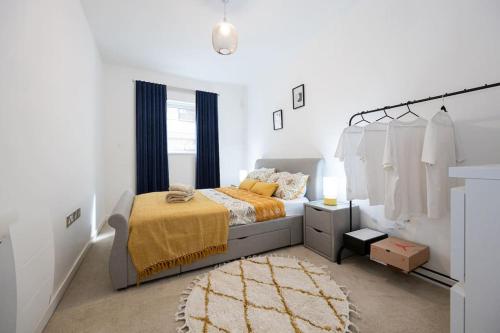 a bedroom with a bed with a yellow bedspread at City Centre - Luxe 2Bed Palazzo in Manchester