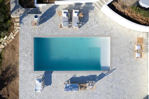 una vista aérea de una piscina en The Dutch Suite, romantic boutique guesthouse en Porto Heli