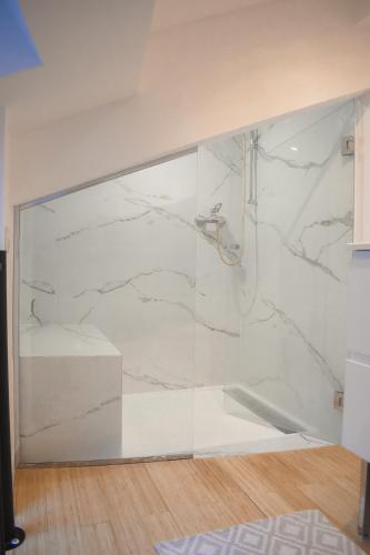 La salle de bains est pourvue d'une douche en marbre blanc. dans l'établissement STA5 Cannes, le suquet, à Cannes