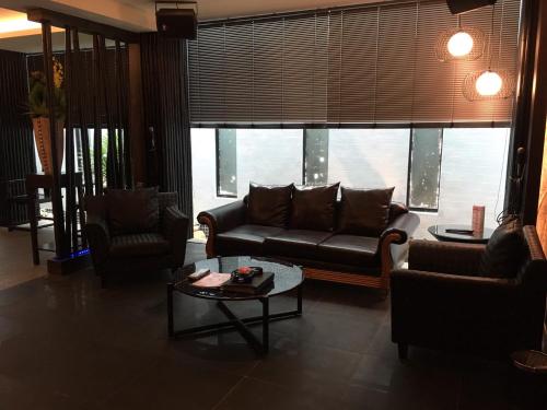 a living room with a couch and a table at Ouwei Motel in Tainan