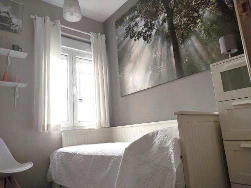 ein Schlafzimmer mit einem Bett und einem großen Wandgemälde in der Unterkunft Vive Triana in Sevilla