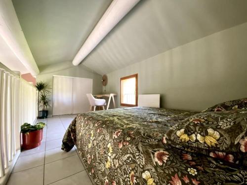Postel nebo postele na pokoji v ubytování Loft au pied du Lubéron